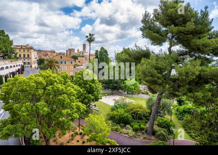 Vista sul Jardin des Plantes con la Cattedrale di Grasse in lontananza a Grasse sulla Costa Azzurra, la Côte d'Azur, la Provenza, la Francia Foto Stock