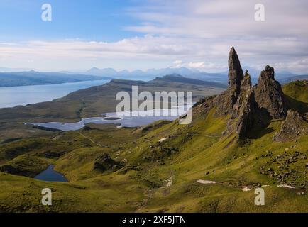 Il massiccio pinnacolo vulcanico che è l'Old Man of Storr sull'isola di Skye. Situato sul Trotternish Ridge vicino a Portree Foto Stock