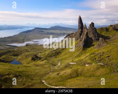 Il massiccio pinnacolo vulcanico che è l'Old Man of Storr sull'isola di Skye. Situato sul Trotternish Ridge vicino a Portree Foto Stock