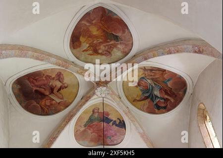 Pürgg, Stiria, Austria. La chiesa parrocchiale cattolica di San Giorgio è un complesso di chiese cattoliche nell'ex comune di Pürgg-Trautenfels. Affresco a volta sopra l'altare maggiore Foto Stock