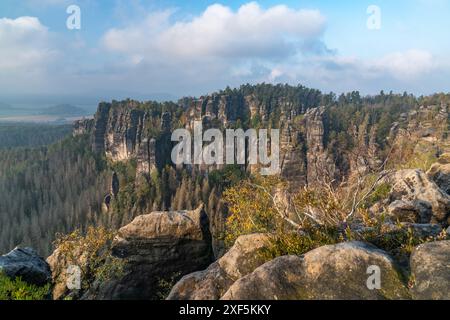 Vista panoramica a volo d'uccello delle monumentali colonne di arenaria vicino al villaggio di Kurort Rathen nel parco nazionale della Svizzera sassone vicino a Dresda e Th Foto Stock