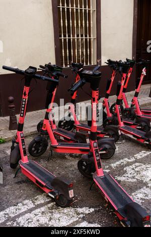 Siviglia, Spagna. 5 febbraio 2024 - voi. scooter elettrici per strada Foto Stock