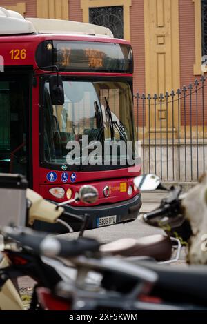 Siviglia, Spagna. 7 febbraio 2024 - autobus linea rossa 37 parcheggiato in una strada Foto Stock