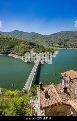 Vista sul Lago di Turano, dal paese di Castel di Tora, Rieti, Lazio, Italia. Il ponte che attraversa il lago, circondato da verdi montagne. Cielo blu Foto Stock