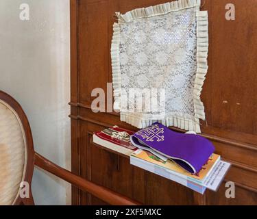 Bangkok, Thailandia. 24 giugno 2024. Un primo piano del confessionale all'interno della chiesa di Santa Cruz. Bangkok è un crogiolo di culture, religioni e costumi. Prevalentemente buddista, ha una storia di accoglienza dei coloni con credenze diverse. Bangkok ospita santuari, templi e chiese dove persone di varie fedi pregano per fortuna e fortuna. Credito: SOPA Images Limited/Alamy Live News Foto Stock