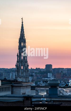 Città vecchia di Bruxelles, Belgio, 23 giugno 2024 - paesaggio urbano dell'ora d'oro con la torre del municipio e i tetti Foto Stock