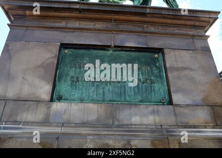 Copenaghen, Danimarca /01 july024/ Statua del re frederik il 7° a cavallo ned diede la conquista danih il 5 giugno 1849 e la statua si erge infrante la casta di christiansborg e il folketinget del parlamento danese nella capitale danese. (Foto. Francis Joseph Dean/Dean Pictures) Foto Stock