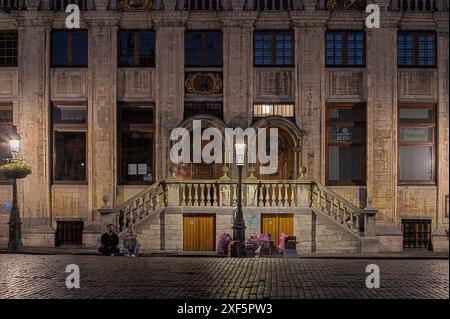 Città vecchia di Bruxelles, Belgio, 23 giugno 2024 - la corporazione ospita la Grand Place, la vecchia piazza del mercato di notte Foto Stock