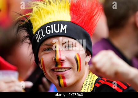 Dusseldorf, Germania. 1 luglio 2024. Tifoso belga durante la partita di UEFA Euro 2024 tra Francia e Belgio, il 16° turno, giocata alla Dusseldorf Arena il Düsseldorf luglio 2024 a, in Germania. (Foto di Sergio Ruiz/PRESSINPHOTO) credito: PRESSINPHOTO SPORTS AGENCY/Alamy Live News Foto Stock