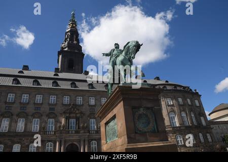 Copenaghen, Danimarca /01 july024/ Statua del re frederik il 7° a cavallo ned diede la conquista danih il 5 giugno 1849 e la statua si erge infrante la casta di christiansborg e il folketinget del parlamento danese nella capitale danese. Foto. Francis Joseph Dean/Dean Pictures Foto Stock