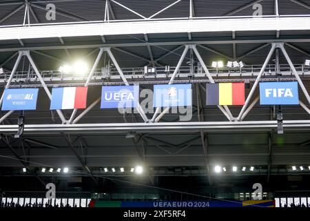 Dusseldorf, Germania. 1 luglio 2024. DUSSELDORF, Dusseldorf Arena, 01-07-2024, Campionato europeo di calcio Euro2024, round di 16 partita n. 42 tra Francia e Belgio, Bandiere di entrambi i paesi crediti: Pro Shots/Alamy Live News Foto Stock