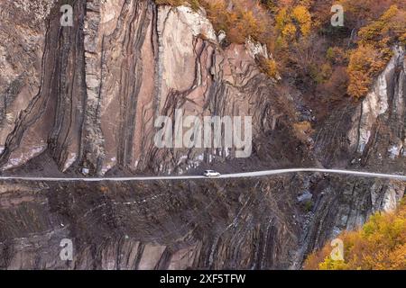 Bella strada tra le montagne per il villaggio di Lagich. Ismailly. Azerbaigian. Foto Stock