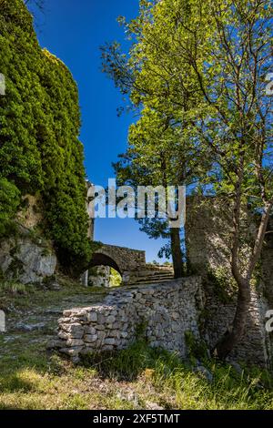 Il castello sul monte Antuni, sul lago Turano, vicino al paese di Castel di Tora, Rieti, Lazio, Italia. Il villaggio disabitato si trova nel centro di t Foto Stock