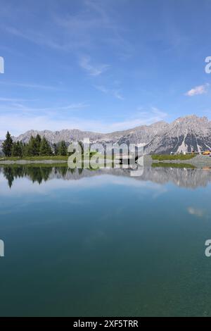 Splendida vista sui monti Kaiser nelle Alpi austriache con un piccolo lago in primo piano Foto Stock