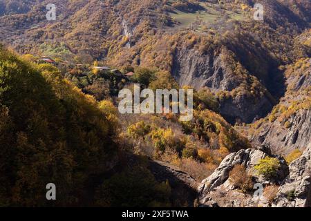 Tetti di un piccolo villaggio in montagna in autunno. Ismailly. Azerbaigian. Foto Stock