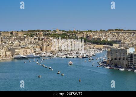 La Valletta, Malta - 3 agosto 2023: Veduta aerea del porto nella zona delle tre città della città Foto Stock