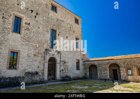 Il castello sul monte Antuni, sul lago Turano, vicino al paese di Castel di Tora, Rieti, Lazio, Italia. Il villaggio disabitato si trova nel centro di t Foto Stock