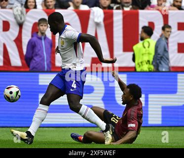 Dusseldorf, Germania. 1 luglio 2024. Dayot Upamecano francese e Lois Openda belga in azione durante una partita di calcio tra la Francia e la nazionale belga dei Red Devils, lunedì 01 luglio 2024 a Dusseldorf, Germania, la partita dei sedici round dei campionati europei UEFA Euro 2024. BELGA FOTO DIRK WAEM credito: Belga News Agency/Alamy Live News Foto Stock