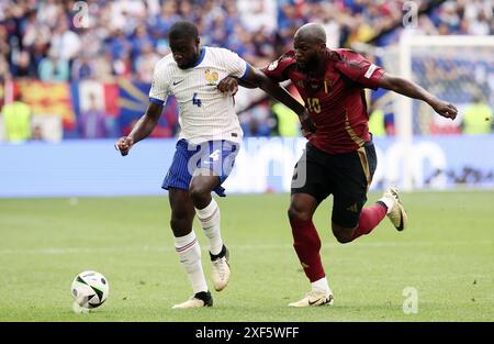 Dusseldorf, Germania. 1 luglio 2024. Dayot Upamecano francese e Romelu Lukaku belga in azione durante una partita di calcio tra la Francia e la nazionale belga dei Red Devils, lunedì 01 luglio 2024 a Dusseldorf, Germania, la partita dei sedici round dei campionati europei UEFA Euro 2024. BELGA PHOTO BRUNO FAHY credito: Belga News Agency/Alamy Live News Foto Stock