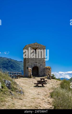 Il piccolo eremo di San Salvatore, sul Monte Antuni, sul Lago di Turano, nel paese di Castel di Tora, Rieti, Lazio, Italia. La piccola chiesa surrogata Foto Stock