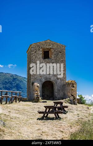 Il piccolo eremo di San Salvatore, sul Monte Antuni, sul Lago di Turano, nel paese di Castel di Tora, Rieti, Lazio, Italia. La piccola chiesa surrogata Foto Stock