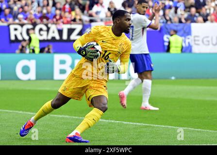 Dusseldorf, Germania. 1 luglio 2024. Il portiere della Francia Mike Maignan è stato raffigurato in azione durante una partita di calcio tra la Francia e la nazionale belga dei Red Devils, lunedì 01 luglio 2024 a Dusseldorf, Germania, il turno dei 16 nei campionati europei UEFA Euro 2024. BELGA PHOTO BRUNO FAHY credito: Belga News Agency/Alamy Live News Foto Stock