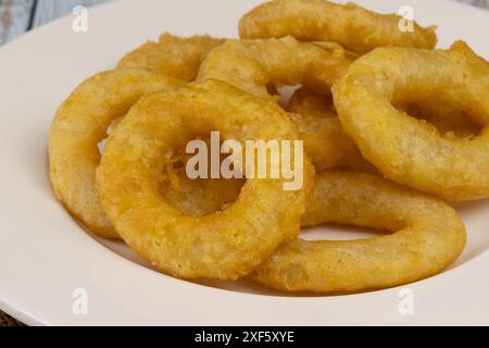 Frittelle di calamari o anelli di cipolla, primo piano, su un piatto Foto Stock