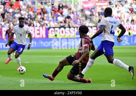 Dusseldorf, Germania. 1 luglio 2024. Lois Openda belga e Dayot Upamecano francese in azione durante una partita di calcio tra la Francia e la nazionale belga dei Red Devils, lunedì 01 luglio 2024 a Dusseldorf, Germania, la partita dei sedici round dei campionati europei UEFA Euro 2024. BELGA FOTO DIRK WAEM credito: Belga News Agency/Alamy Live News Foto Stock