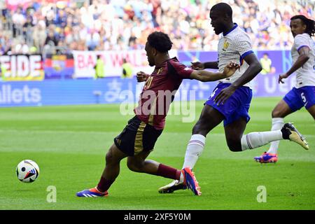 Dusseldorf, Germania. 1 luglio 2024. Lois Openda belga e Dayot Upamecano francese in azione durante una partita di calcio tra la Francia e la nazionale belga dei Red Devils, lunedì 01 luglio 2024 a Dusseldorf, Germania, la partita dei sedici round dei campionati europei UEFA Euro 2024. BELGA FOTO DIRK WAEM credito: Belga News Agency/Alamy Live News Foto Stock