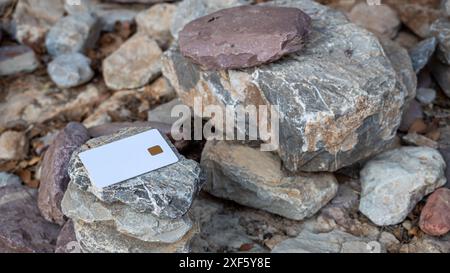 Una carta bianca giace sulle rocce che personifica la stabilità del sistema bancario. Foto Stock