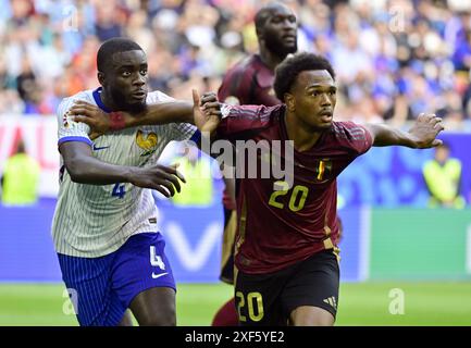 Dusseldorf, Germania. 1 luglio 2024. Dayot Upamecano francese e Lois Openda belga in azione durante una partita di calcio tra la Francia e la nazionale belga dei Red Devils, lunedì 01 luglio 2024 a Dusseldorf, Germania, la partita dei sedici round dei campionati europei UEFA Euro 2024. BELGA FOTO DIRK WAEM credito: Belga News Agency/Alamy Live News Foto Stock