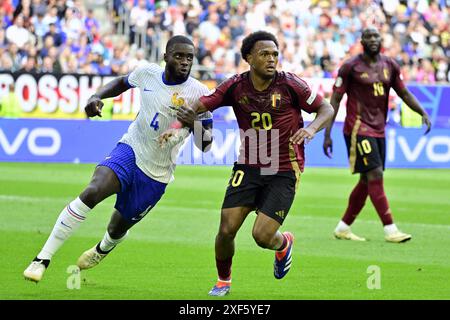 Dusseldorf, Germania. 1 luglio 2024. Dayot Upamecano francese e Lois Openda belga in azione durante una partita di calcio tra la Francia e la nazionale belga dei Red Devils, lunedì 01 luglio 2024 a Dusseldorf, Germania, la partita dei sedici round dei campionati europei UEFA Euro 2024. BELGA FOTO DIRK WAEM credito: Belga News Agency/Alamy Live News Foto Stock