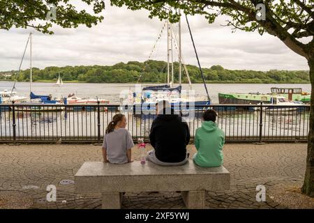 Il Foyle Maritime Festival sulle rive e sulle acque del fiume Foyle nella città di Derry/Londonderry si tiene di solito l'ultimo fine settimana di giugno. Foto Stock