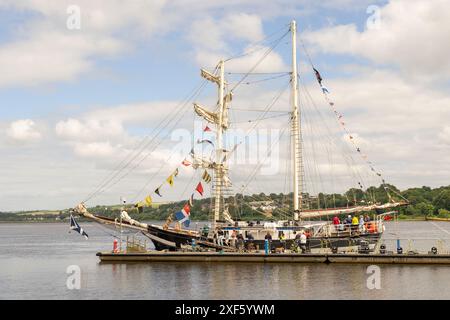 Il Foyle Maritime Festival sulle rive e sulle acque del fiume Foyle nella città di Derry/Londonderry si tiene di solito l'ultimo fine settimana di giugno. Foto Stock