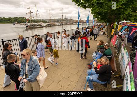 Il Foyle Maritime Festival sulle rive e sulle acque del fiume Foyle nella città di Derry/Londonderry si tiene di solito l'ultimo fine settimana di giugno. Foto Stock