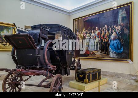 Carrozza reale all'interno del Palazzo reale di Aranjuez con il dipinto del matrimonio dell'infanta di Spagna Amalia de Borbon con Adalberto di Baviera. Foto Stock