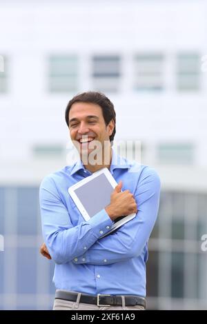 Imprenditore con tablet nel centro business. San Sebastian Technology Park. Donostia. Gipuzkoa. Paese basco. Spagna. Foto Stock