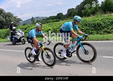 Tour de France 2024 fase 3 da Piacenza a Torino. Mark Cavendish della Gran Bretagna per Astana Qazaqstan con il compagno di squadra Alexey Lutsenko crediti: Peter Goding/Alamy Live News Foto Stock