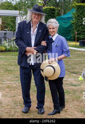 Londra, Regno Unito. 1 luglio 2024. Il chitarrista Brian May e sua moglie l'attrice Anita Dobson Press Day al RHS Hampton Court Flower Show. Sir Brian May e Lady Anita Dobson Today credito: Mark Thomas/Alamy Live News Foto Stock