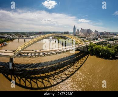 Vista aerea panoramica del Daniel Carter Beard Bridge (alias Big Mac Bridge) e dello skyline del centro di Cincinnati Foto Stock