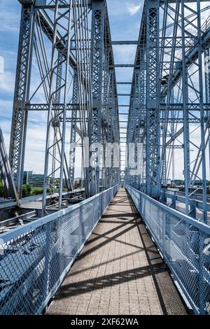 Il Newport Southbank Bridge, noto anche come Purple People Bridge, collega Newport, Kentucky, al centro di Cincinnati, Ohio Foto Stock