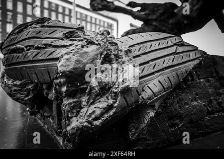 Primo piano di una scultura del battistrada degli pneumatici con texture dettagliate in un ambiente urbano. Foto Stock