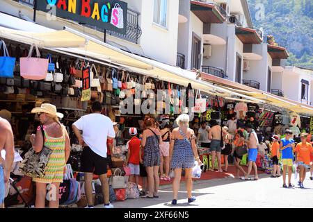 Affollati negozi di souvenir e mercatini vicino al porto di Turunc, Marmaris, Turchia Foto Stock