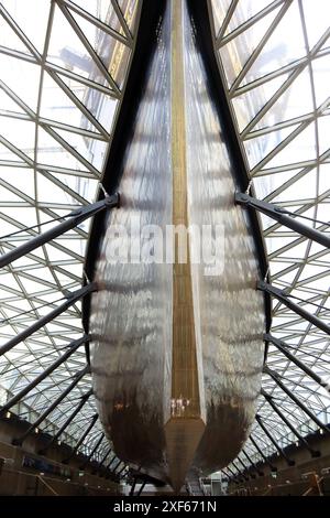 Vista da sotto lo scafo del Cuutty Sark a Greenwich, Londra, Inghilterra Foto Stock
