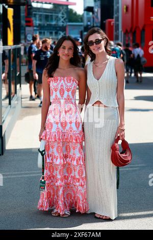 22.06.2024, Circuit de Catalunya, Barcellona, Formula 1 Aramco Gran Premio di Spagna 2024, nella foto Alexandra Saint Mleux (L), fidanzata di Charles Leclerc (MCO), Scuderia Ferrari HP, Rebecca Donaldson, fidanzata di Carlos Sainz Jr. (ESP) Foto Stock