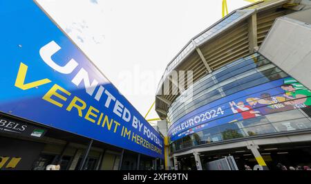 Dortmund, Germania. 11 giugno 2024. Firo : 11.06.2024, calcio, calcio, torneo, EM 2024 Germania, UEFA EURO 2024, Campionato europeo 2024, stadio, BVB Stadium Dortmund, Stadium Open Media Day, vista esterna BVB Stadium Dortmund, Signal Iduna Park, marchio UEFA, credito: dpa/Alamy Live News Foto Stock