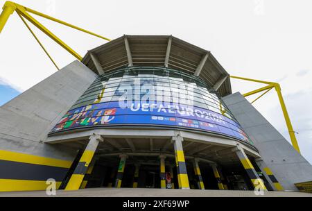 Dortmund, Germania. 11 giugno 2024. Firo : 11.06.2024, calcio, calcio, torneo, EM 2024 Germania, UEFA EURO 2024, Campionato europeo 2024, stadio, BVB Stadium Dortmund, Stadium Open Media Day, vista esterna BVB Stadium Dortmund, Signal Iduna Park, marchio UEFA Credit: dpa/Alamy Live News Foto Stock