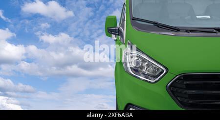 Furgone verde. Concetto di trasporto pulito. Foto Stock