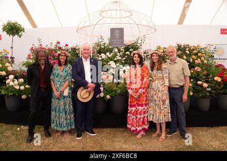 East Molesey, Regno Unito. 1 luglio 2024. Gli esperti di Brain Tumour Research lanciano il nuovo nome di rose "Alfred Robert Boe" di Harkness Roses ad Hampton Court. La rosa è stata chiamata in onore del tenore Alfie Boe il cui padre è morto a causa della malattia. Il RHS Hampton Court Palace Garden Festival sorge nei terreni dello storico Hampton Court Palace a East Molesey, nel Surrey. Il Festival si svolge dall'1 luglio a domenica 7 luglio 2024. Crediti: Maureen McLean/Alamy Live News Foto Stock