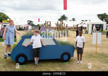 East Molesey, Regno Unito. 1 luglio 2024. I bambini della St John's Primary School esplorano la mostra a tema Mini Cooper che hanno contribuito a crescere. La mostra è al RHS Hampton Court Palace Garden Festival, situato nei terreni dello storico Hampton Court Palace a East Molesey, Surrey. Il Festival si svolge dall'1 luglio a domenica 7 luglio 2024. Crediti: Maureen McLean/Alamy Live News Foto Stock